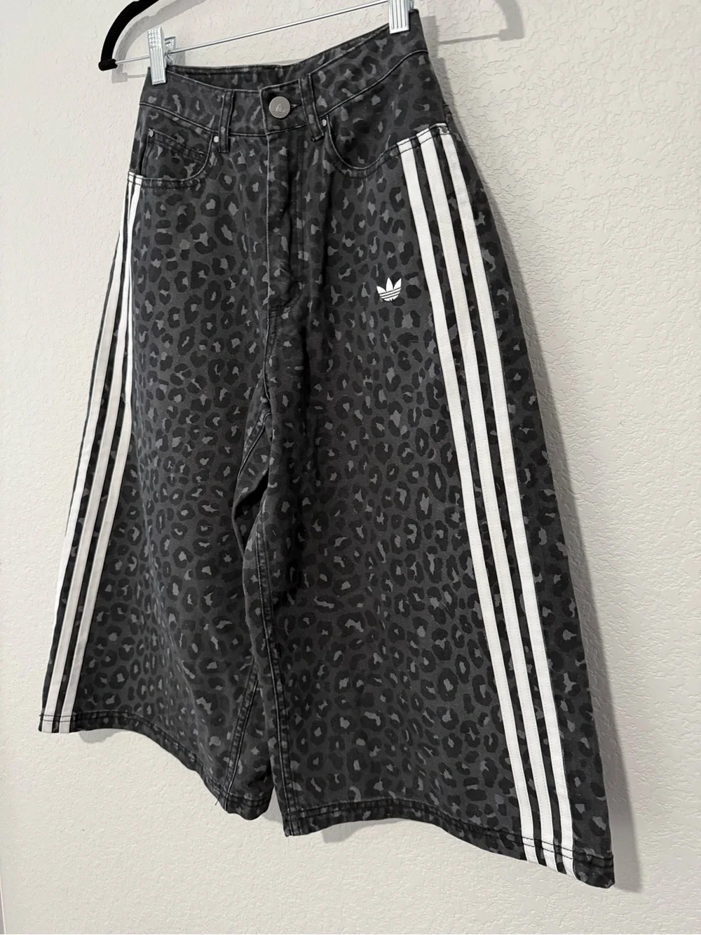 NWT adidas Originals Leopard Print Loose Denim Pants - Size 23”